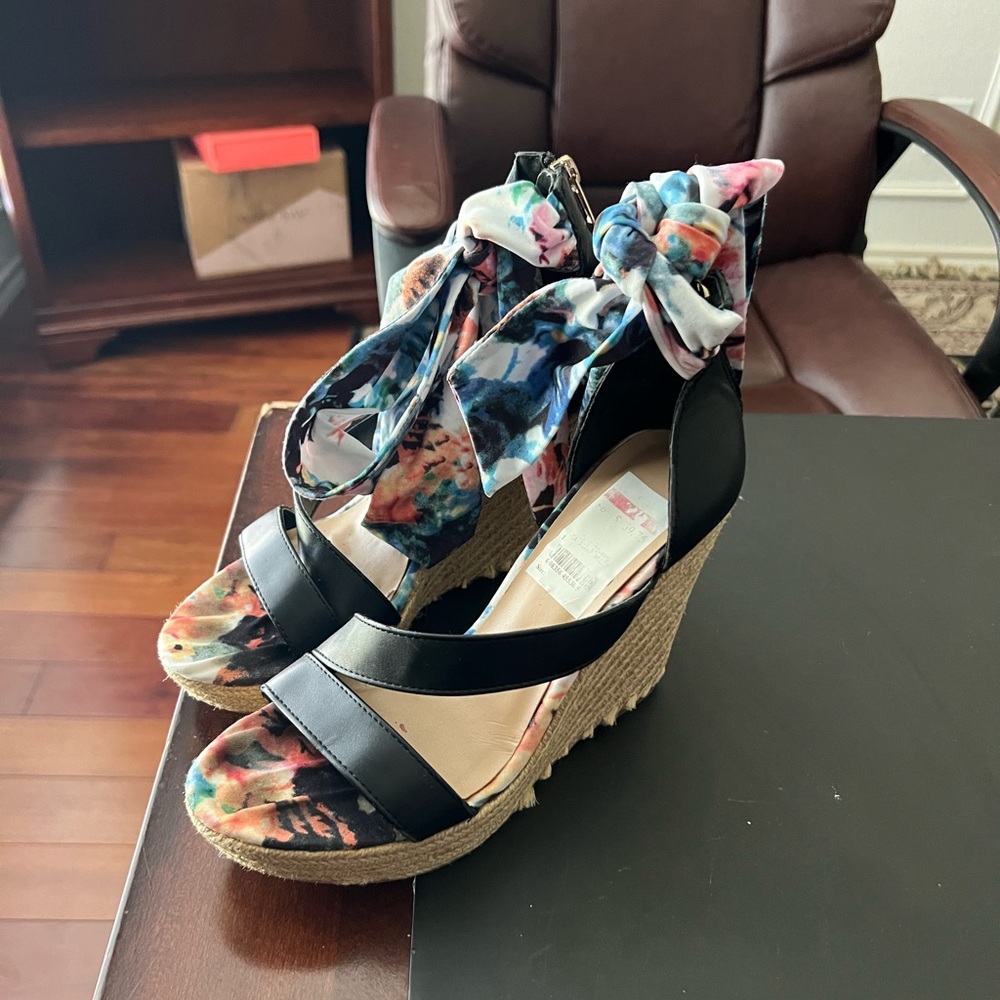 Beautiful Thalia Sodi shoes 👡🩵🤍💛